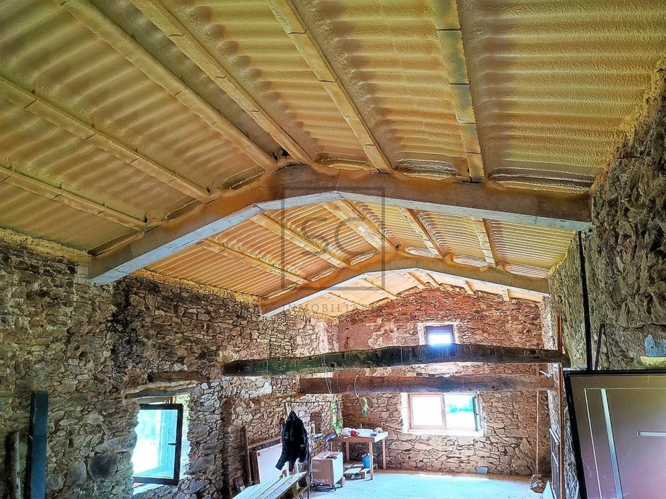 Casa de piedra en proceso de restauración interior