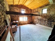 Casa de piedra en proceso de restauración interior