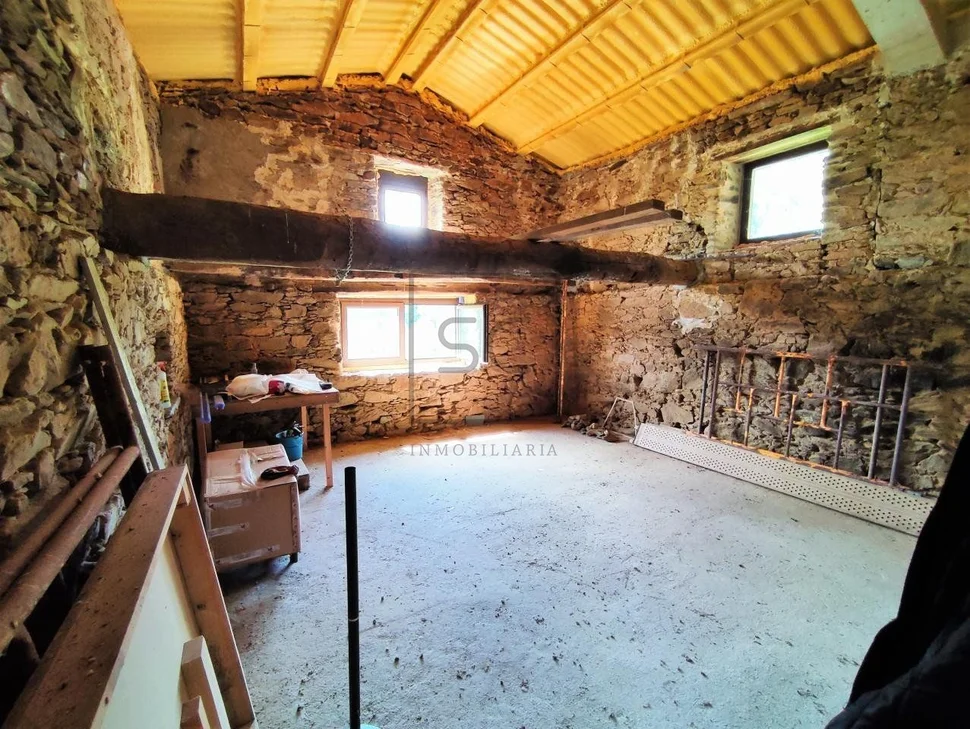 Casa de piedra en proceso de restauración interior