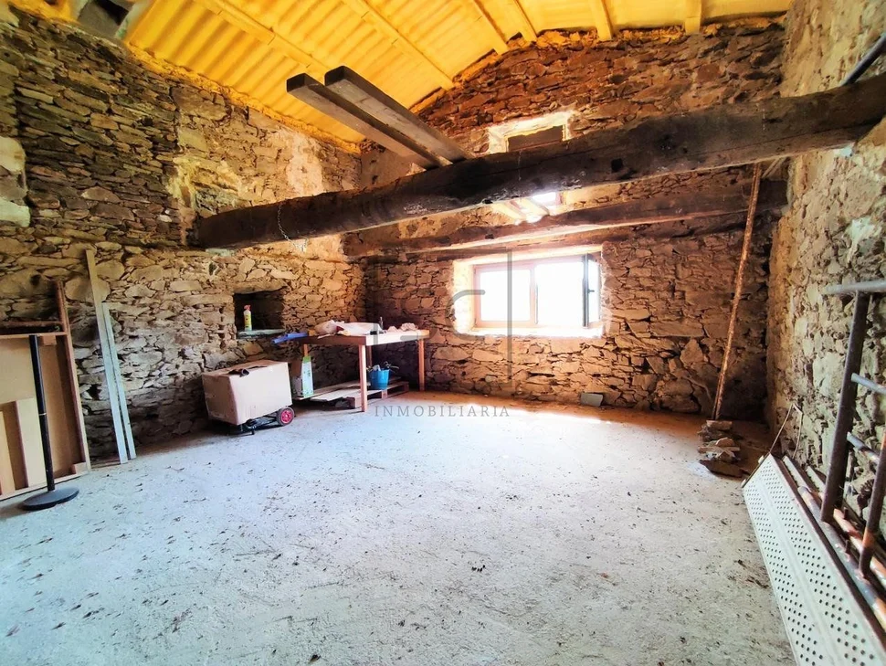 Casa de piedra en proceso de restauración interior
