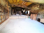 Casa de piedra en proceso de restauración interior
