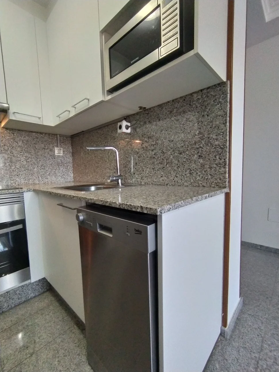 Se vende apartamento en ares con plaza de garaje, trastero y ascensor