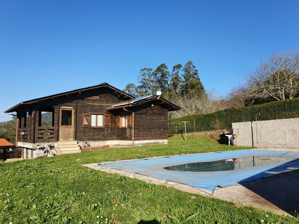 Chalet de madera con piscina