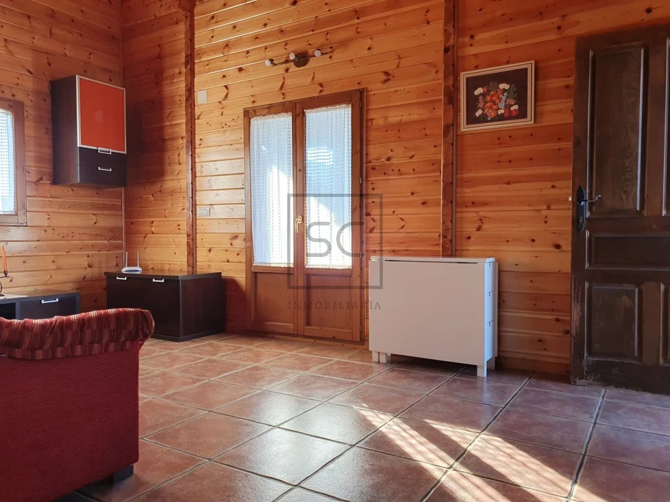 Chalet de madera con piscina