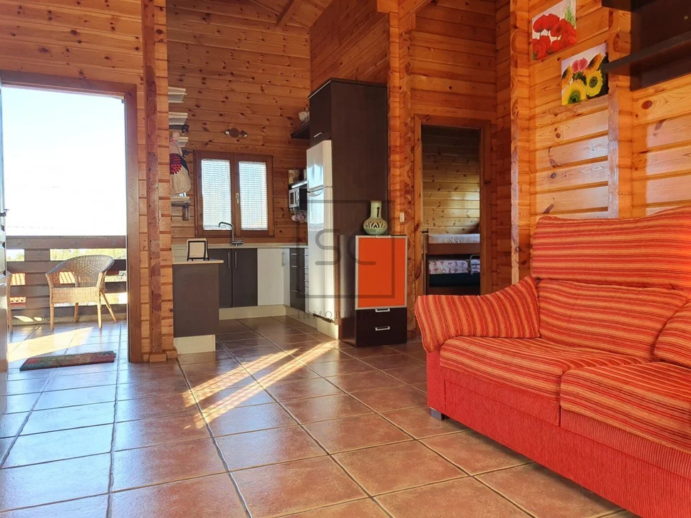 Chalet de madera con piscina