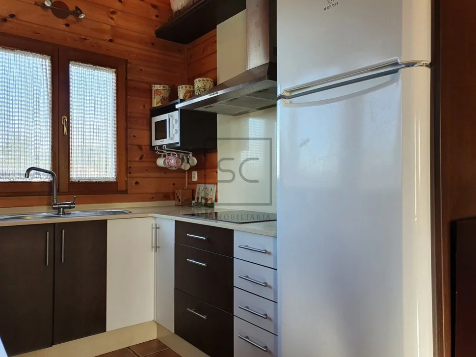 Chalet de madera con piscina