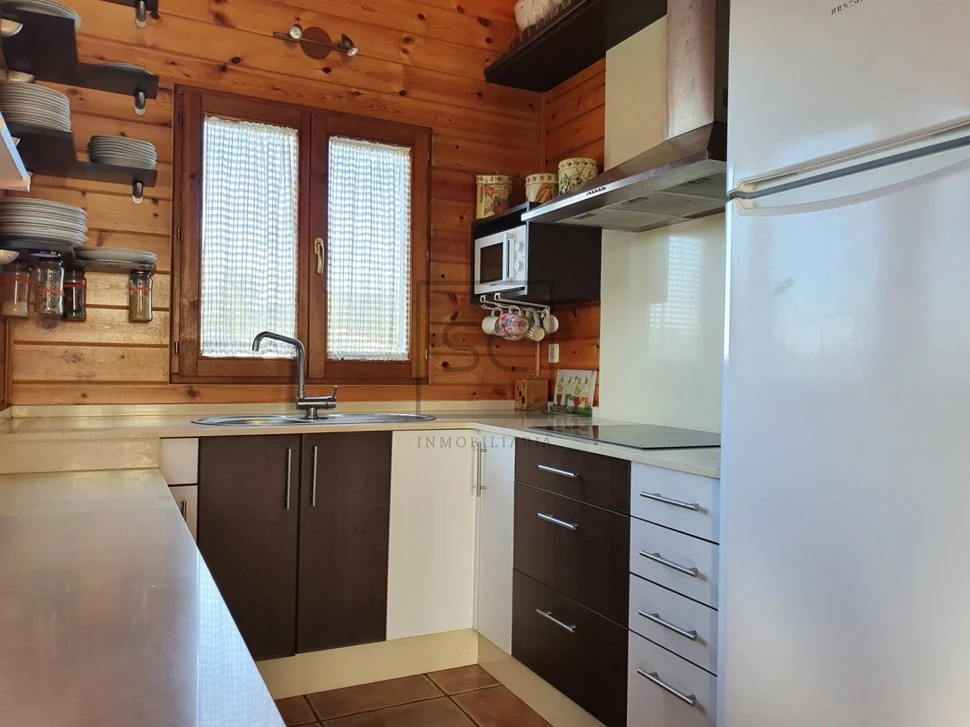 Chalet de madera con piscina