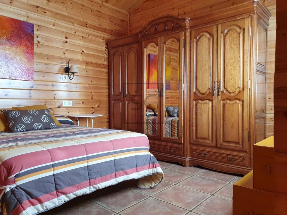 Chalet de madera con piscina