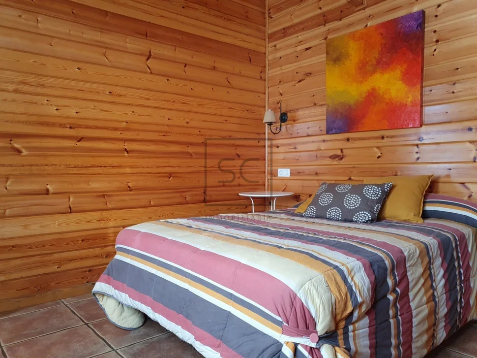 Chalet de madera con piscina