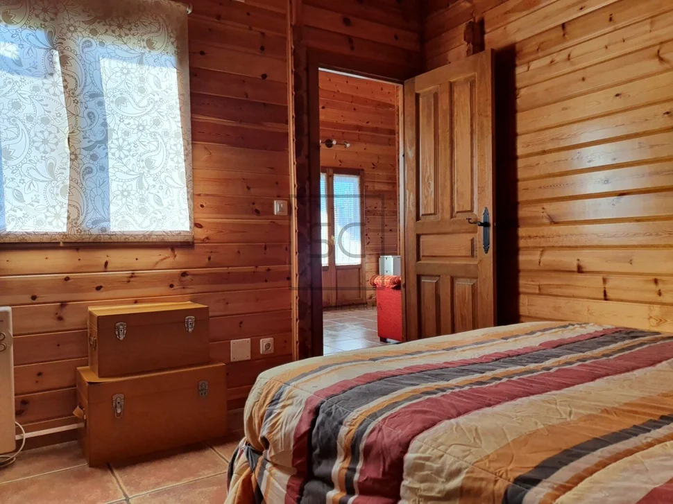 Chalet de madera con piscina