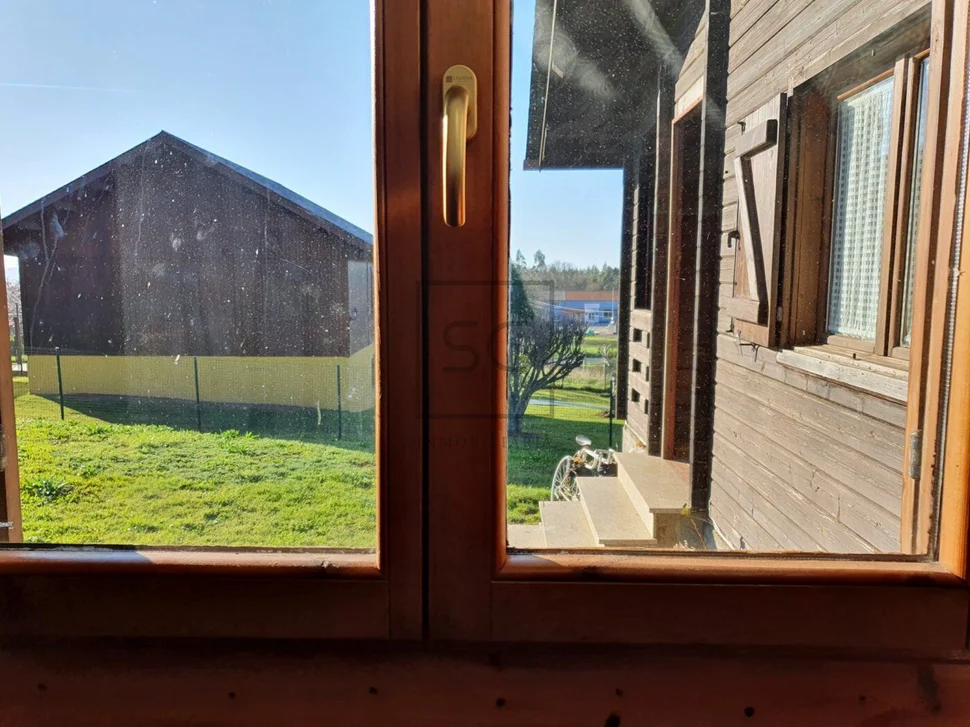 Chalet de madera con piscina