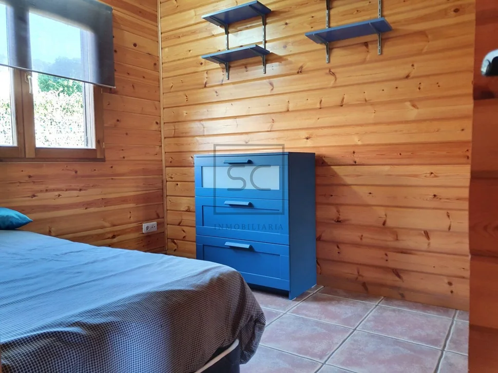 Chalet de madera con piscina