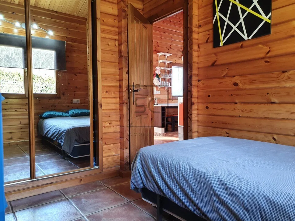 Chalet de madera con piscina