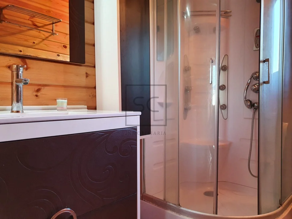 Chalet de madera con piscina