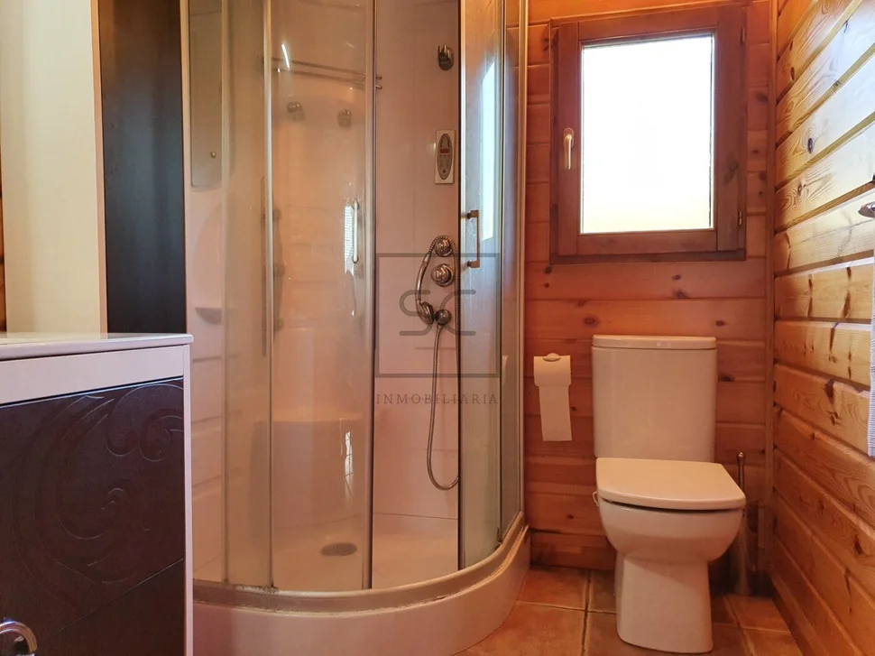 Chalet de madera con piscina