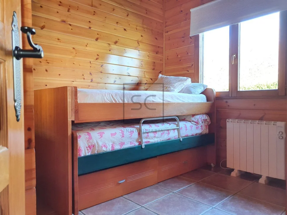 Chalet de madera con piscina