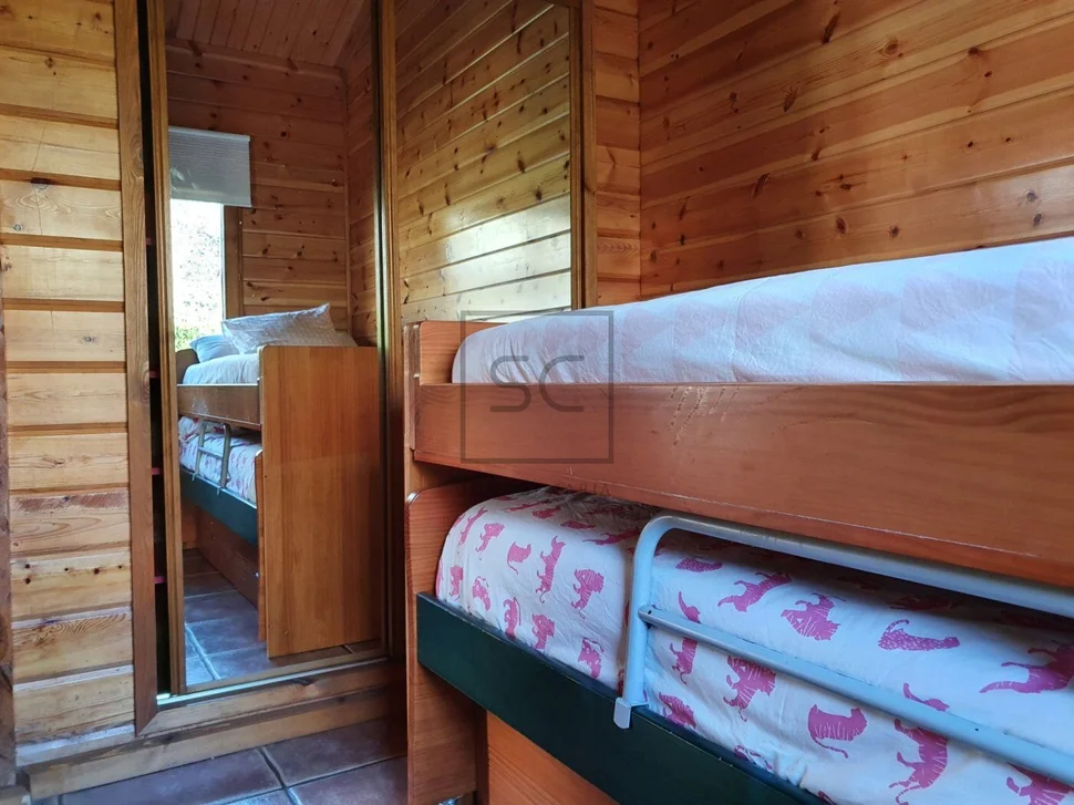 Chalet de madera con piscina