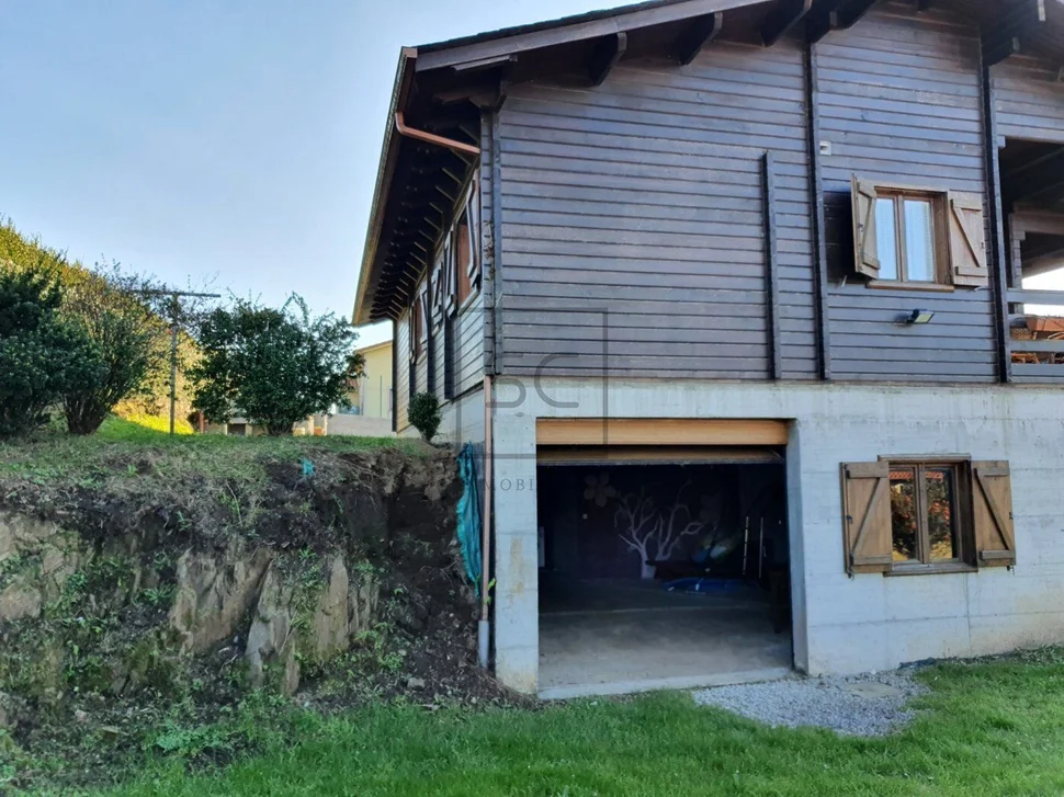 Chalet de madera con piscina