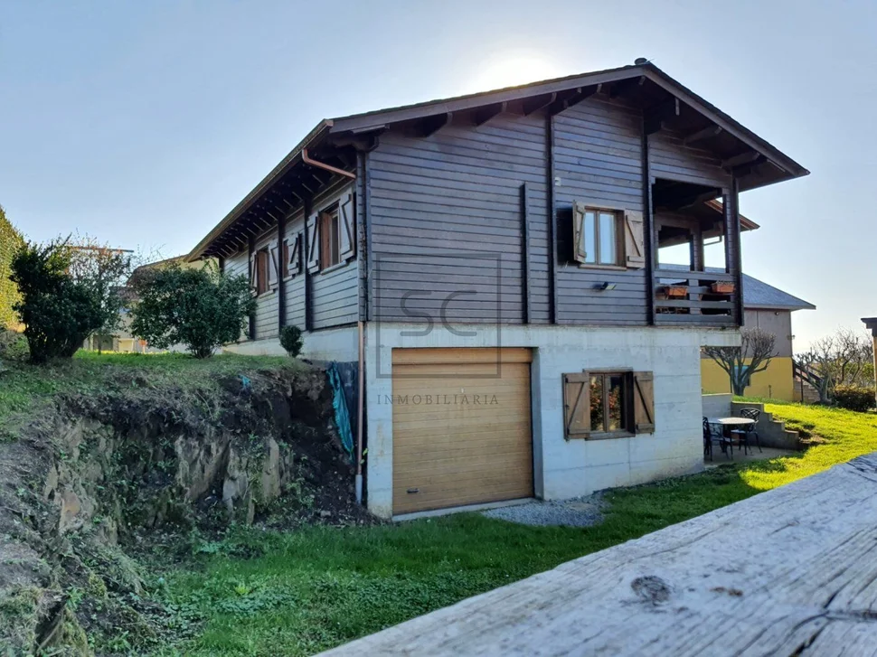 Chalet de madera con piscina