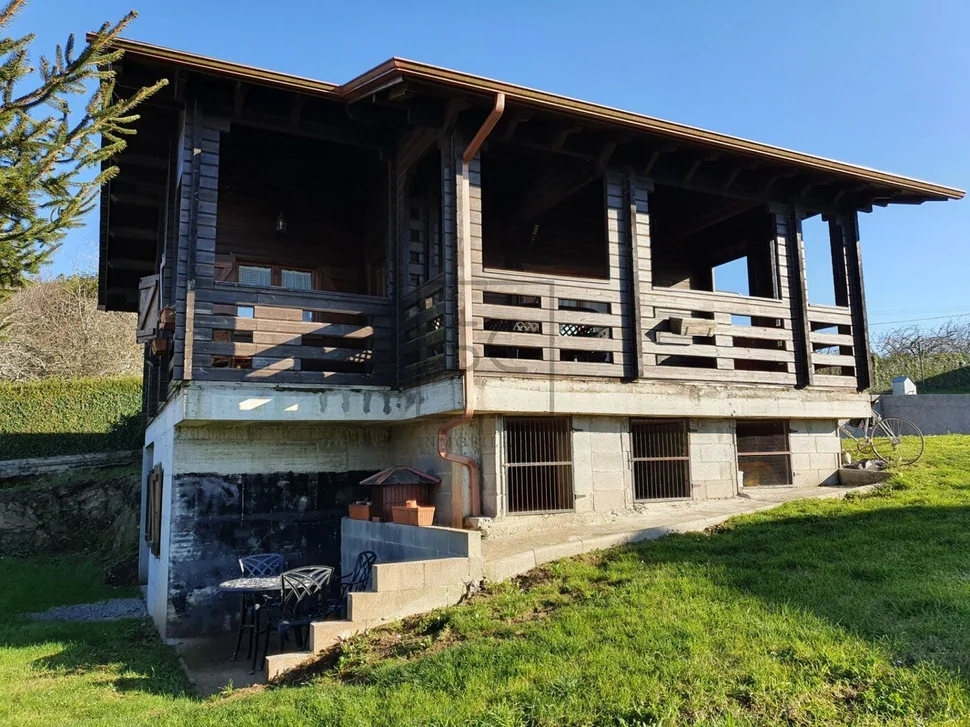 Chalet de madera con piscina
