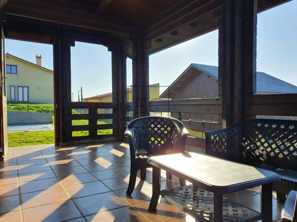 Chalet de madera con piscina