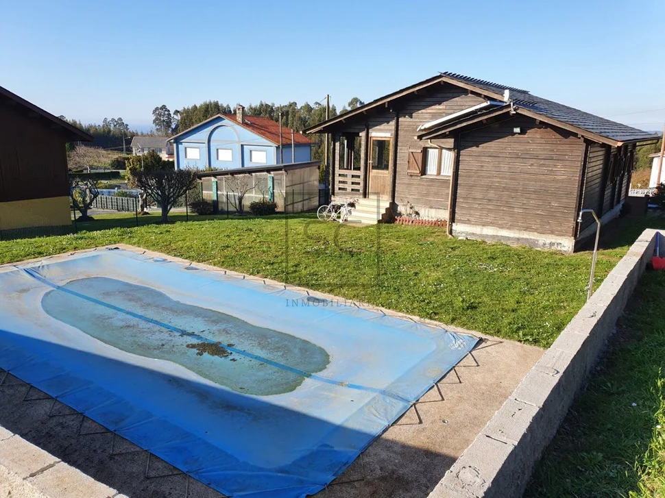 Chalet de madera con piscina