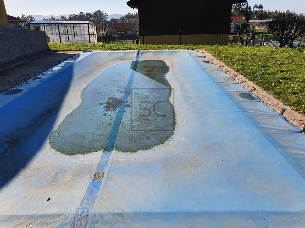 Chalet de madera con piscina