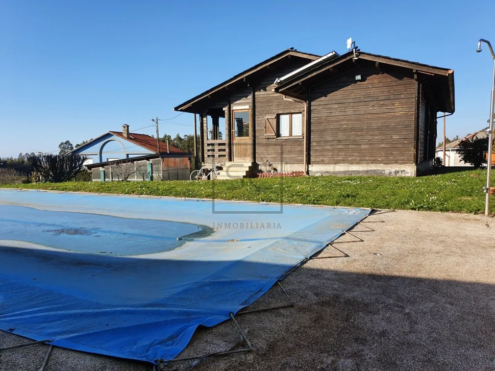 Chalet de madera con piscina