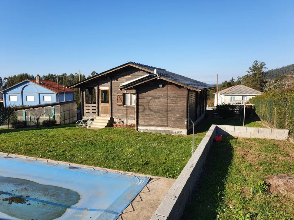 Chalet de madera con piscina