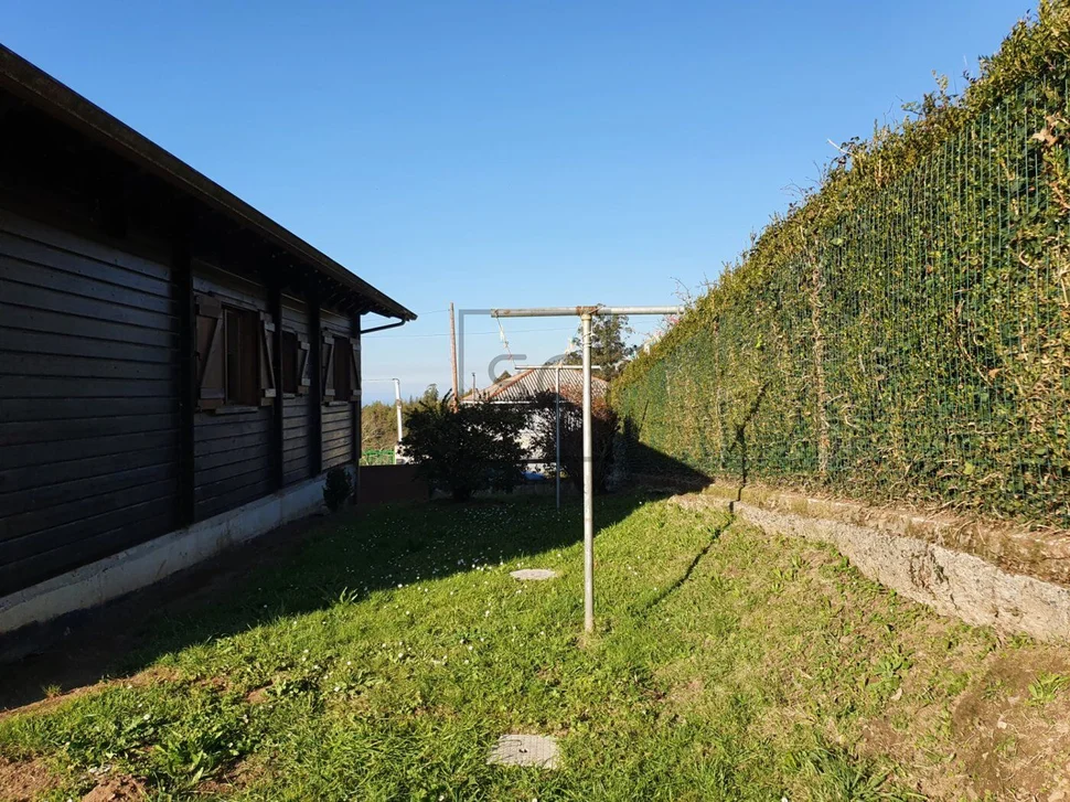 Chalet de madera con piscina