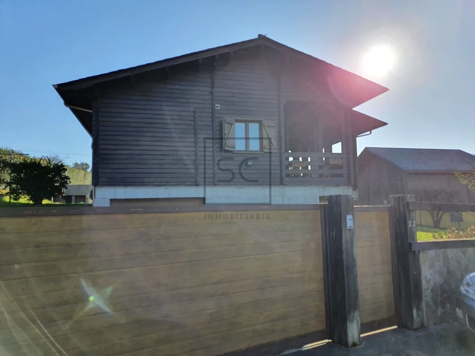 Chalet de madera con piscina