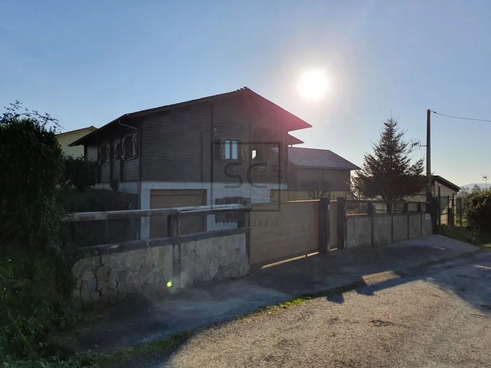 Chalet de madera con piscina