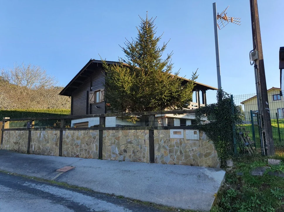 Chalet de madera con piscina