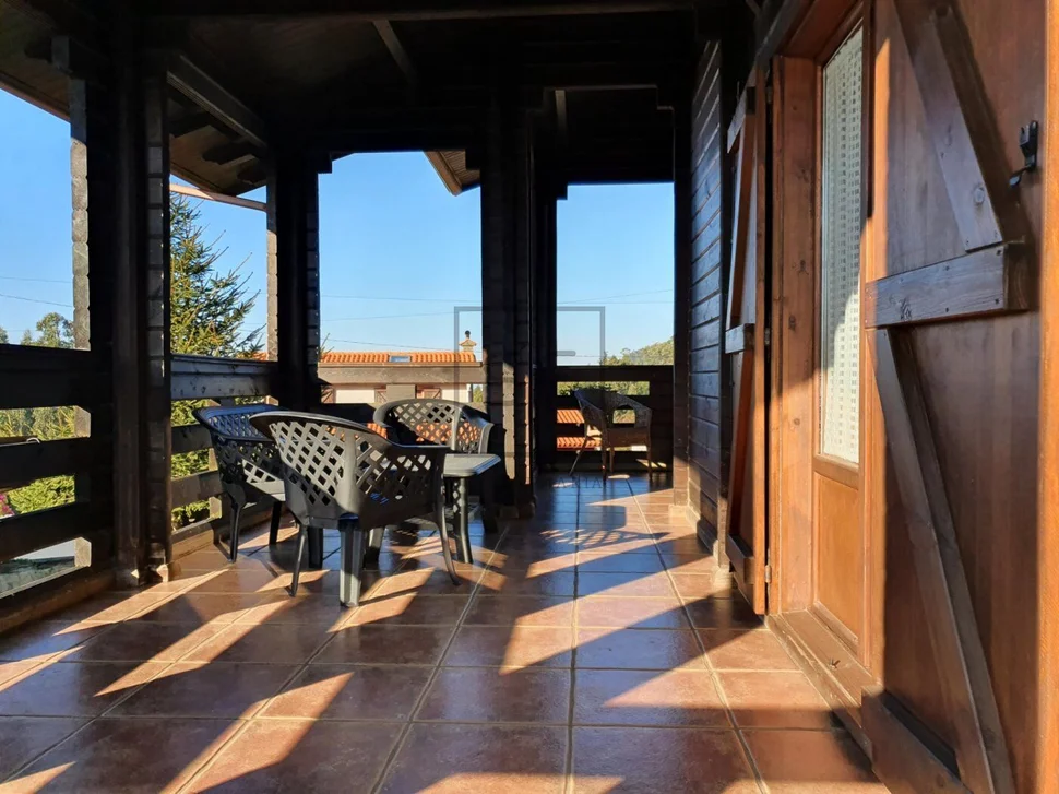 Chalet de madera con piscina