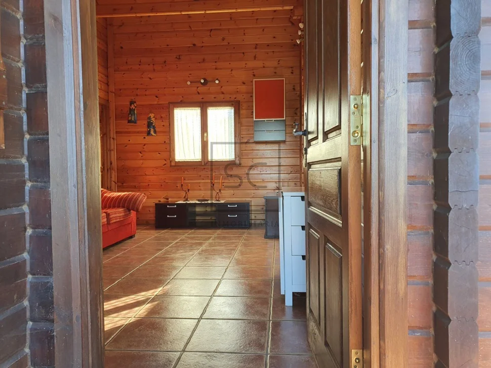 Chalet de madera con piscina