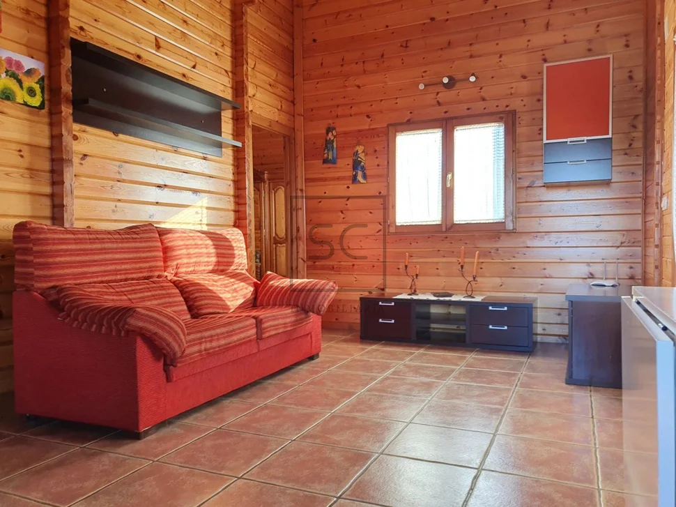 Chalet de madera con piscina