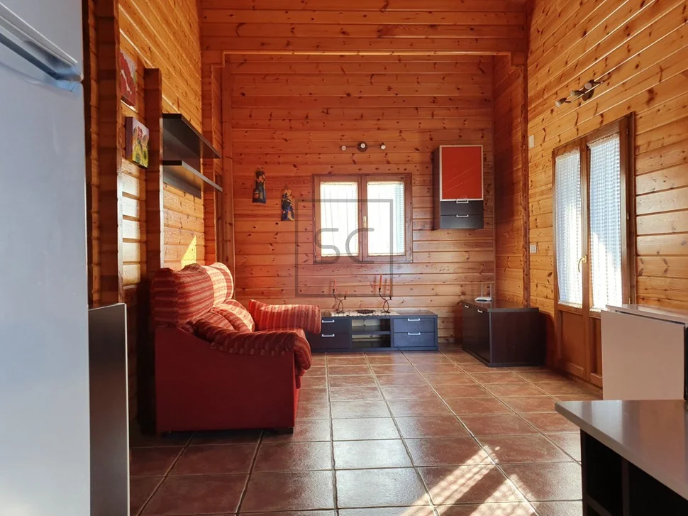 Chalet de madera con piscina