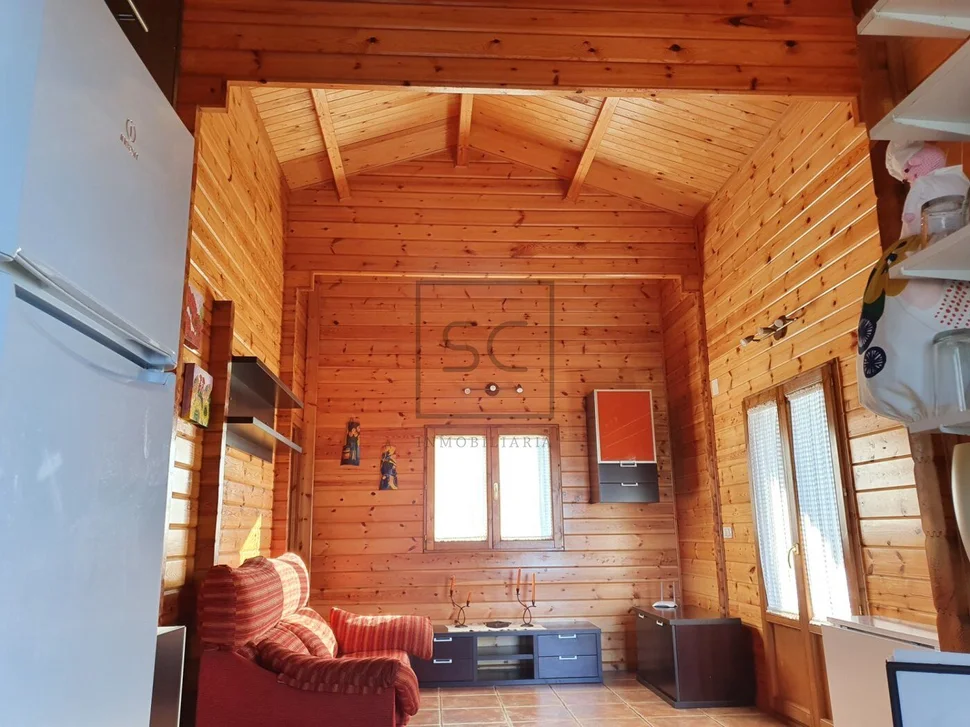 Chalet de madera con piscina