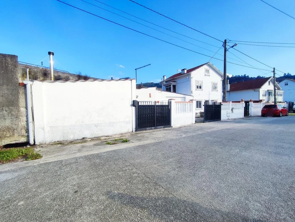 Chalet en neda con jardín, patio, dos bodegas y zona de barbacoa