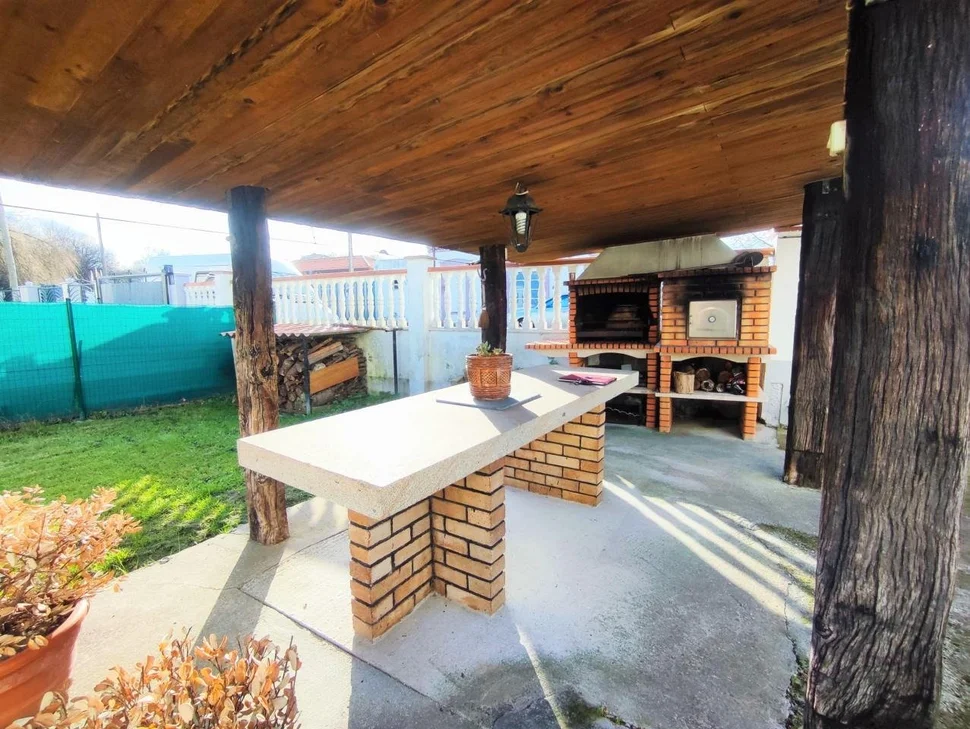 Chalet en neda con jardín, patio, dos bodegas y zona de barbacoa