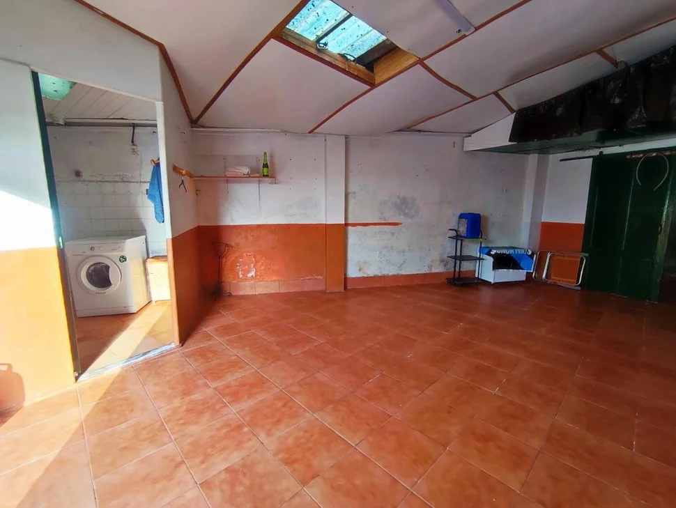 Chalet en neda con jardín, patio, dos bodegas y zona de barbacoa