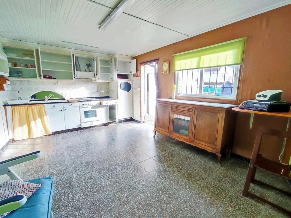 Chalet en neda con jardín, patio, dos bodegas y zona de barbacoa