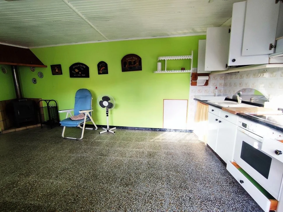 Chalet en neda con jardín, patio, dos bodegas y zona de barbacoa