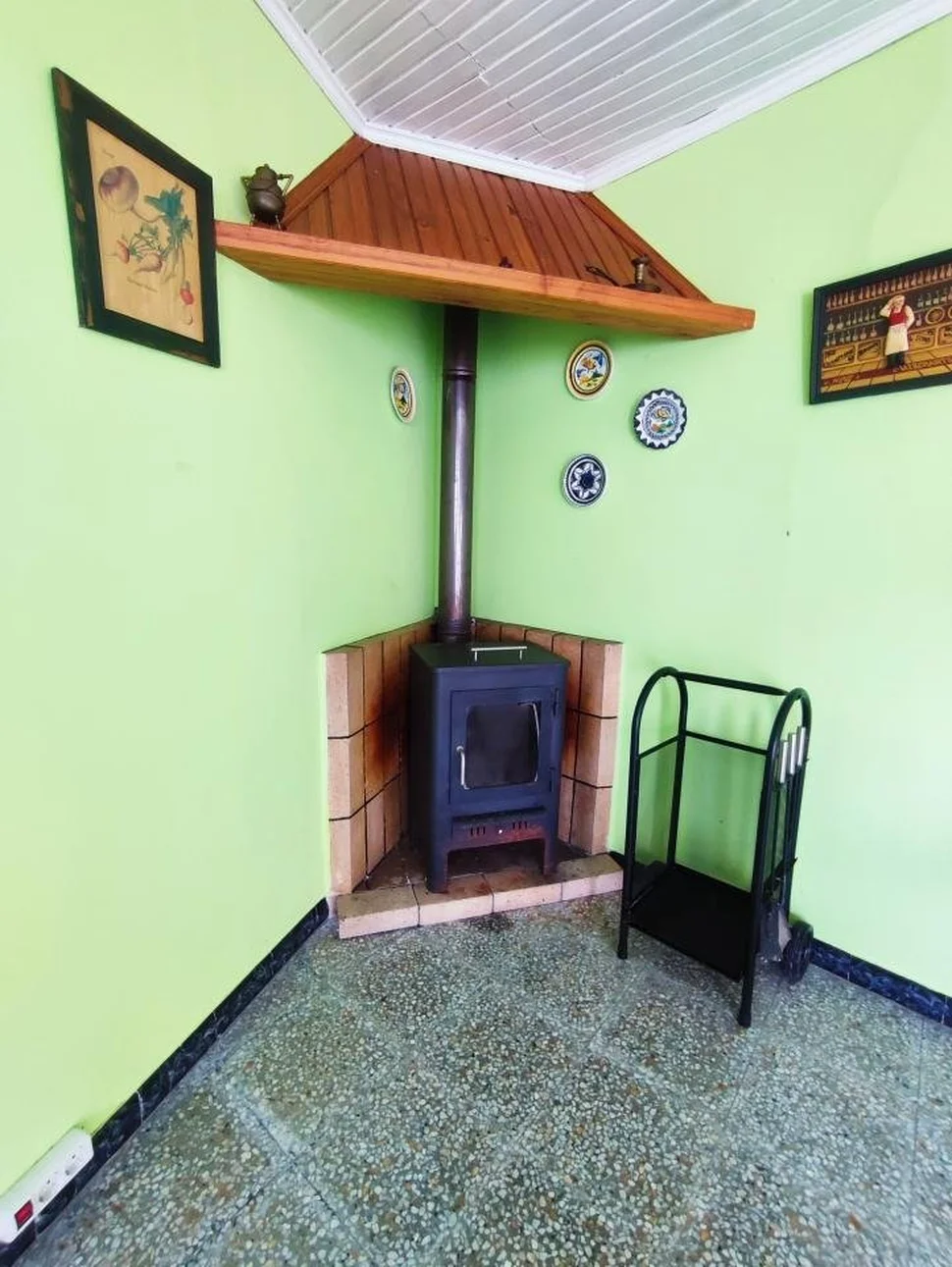 Chalet en neda con jardín, patio, dos bodegas y zona de barbacoa