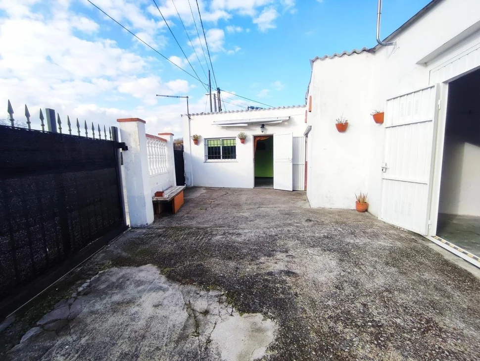 Chalet en neda con jardín, patio, dos bodegas y zona de barbacoa