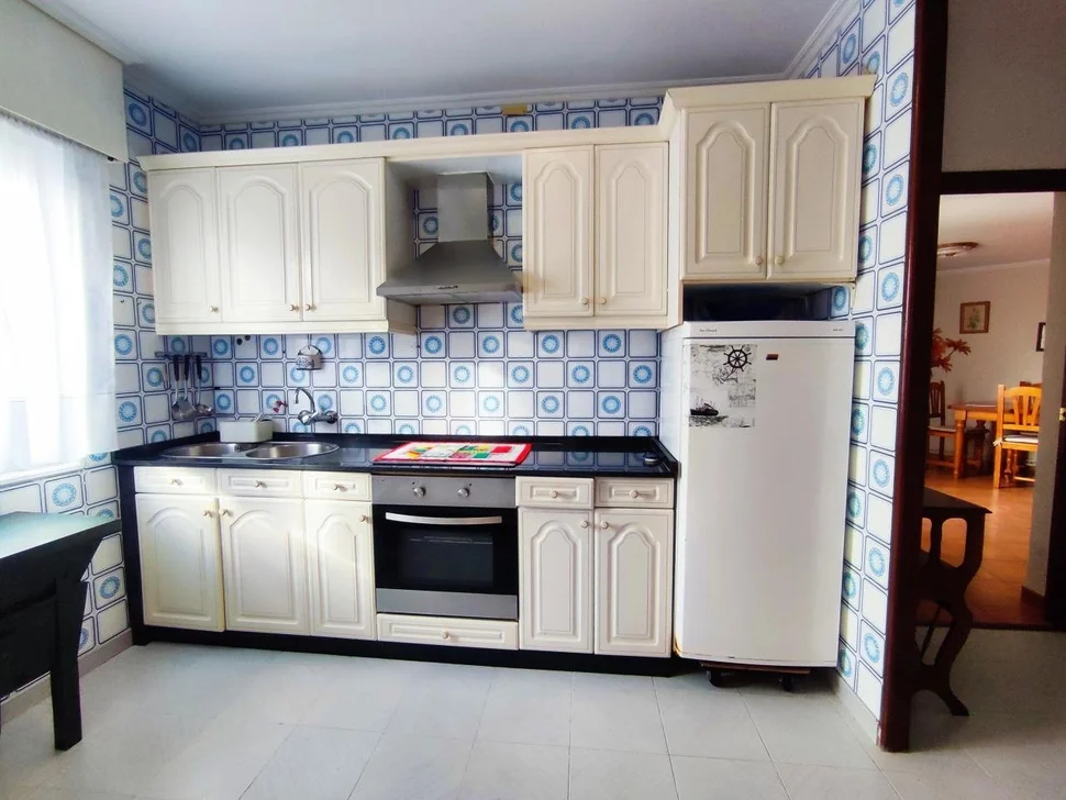 Chalet en neda con jardín, patio, dos bodegas y zona de barbacoa