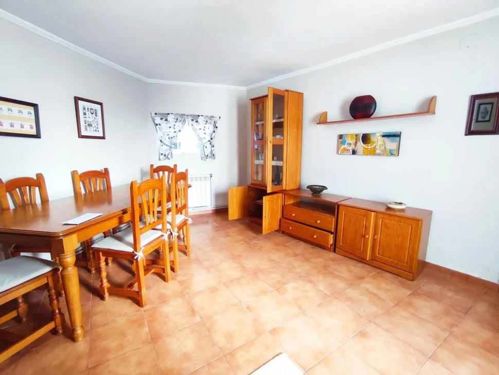 Chalet en neda con jardín, patio, dos bodegas y zona de barbacoa