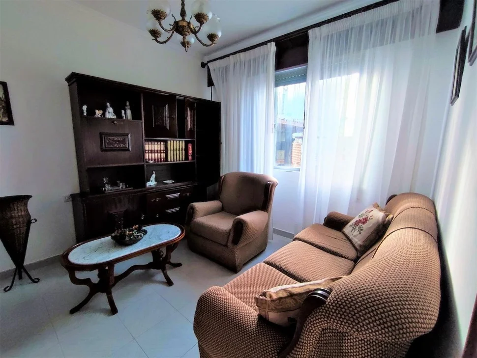 Chalet en neda con jardín, patio, dos bodegas y zona de barbacoa