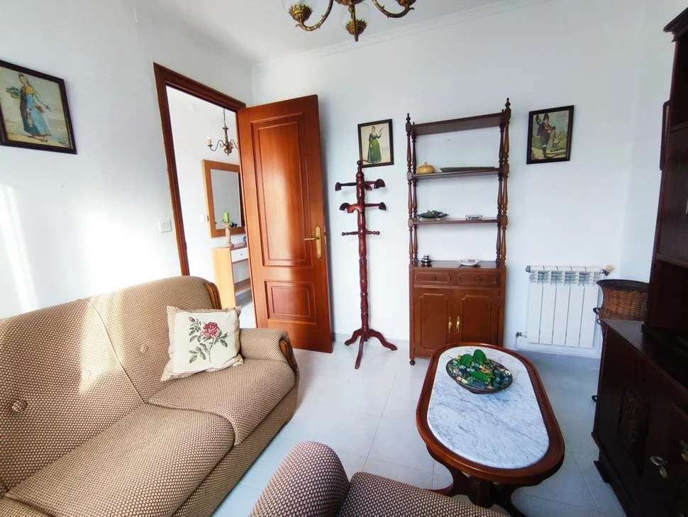 Chalet en neda con jardín, patio, dos bodegas y zona de barbacoa