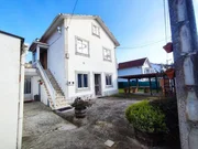 Chalet en neda con jardín, patio, dos bodegas y zona de barbacoa